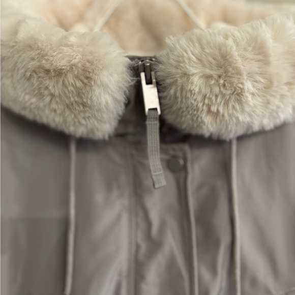 GAP Women's Parka with Faux Fur Collar - Picture 3 of 11